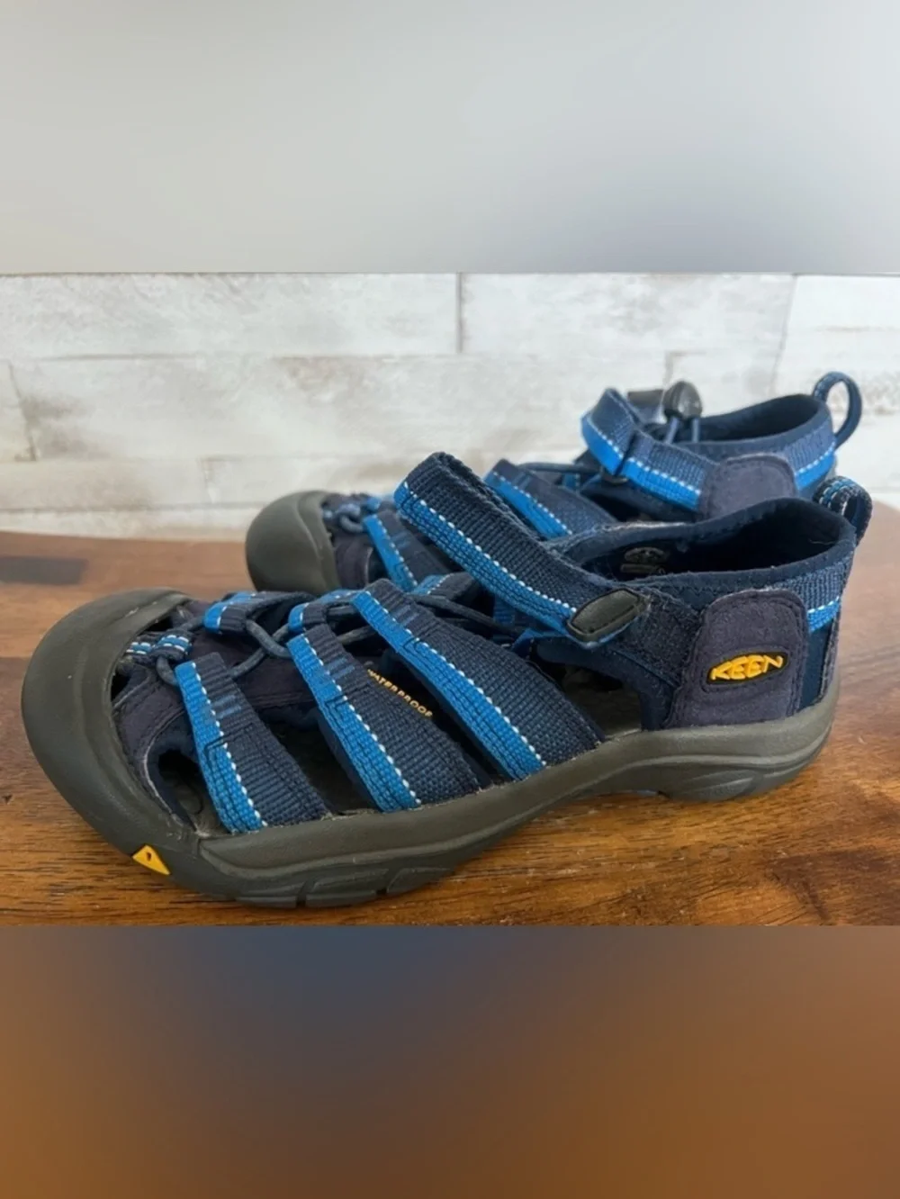 Keen Newport H2 Hiking Sandals Shoes Youth Blue Slip resistant water Size 2